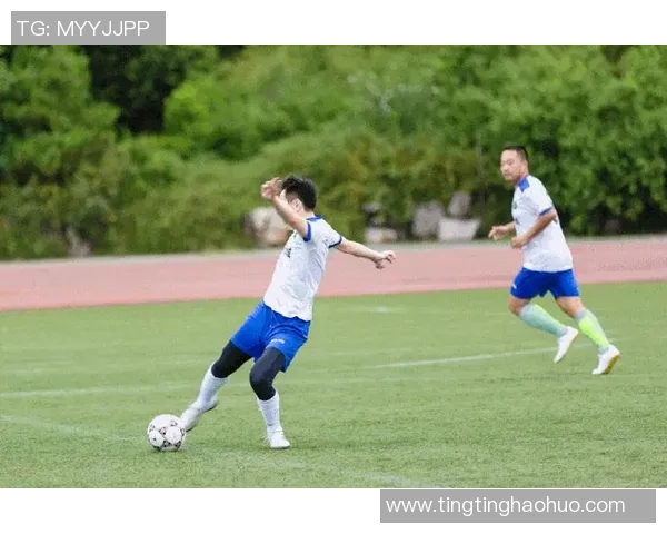 董路深度解析足球世界热点话题与赛事动态,带你领略足球背后的故事与激情 董路深度解析足球世界热点话题与赛事动态,带你领略足球背后的故事与激情